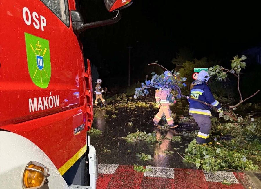 Nawałnica w powiecie makowskim. Ewakuowano 15 osób, trzy trafiły do szpitala